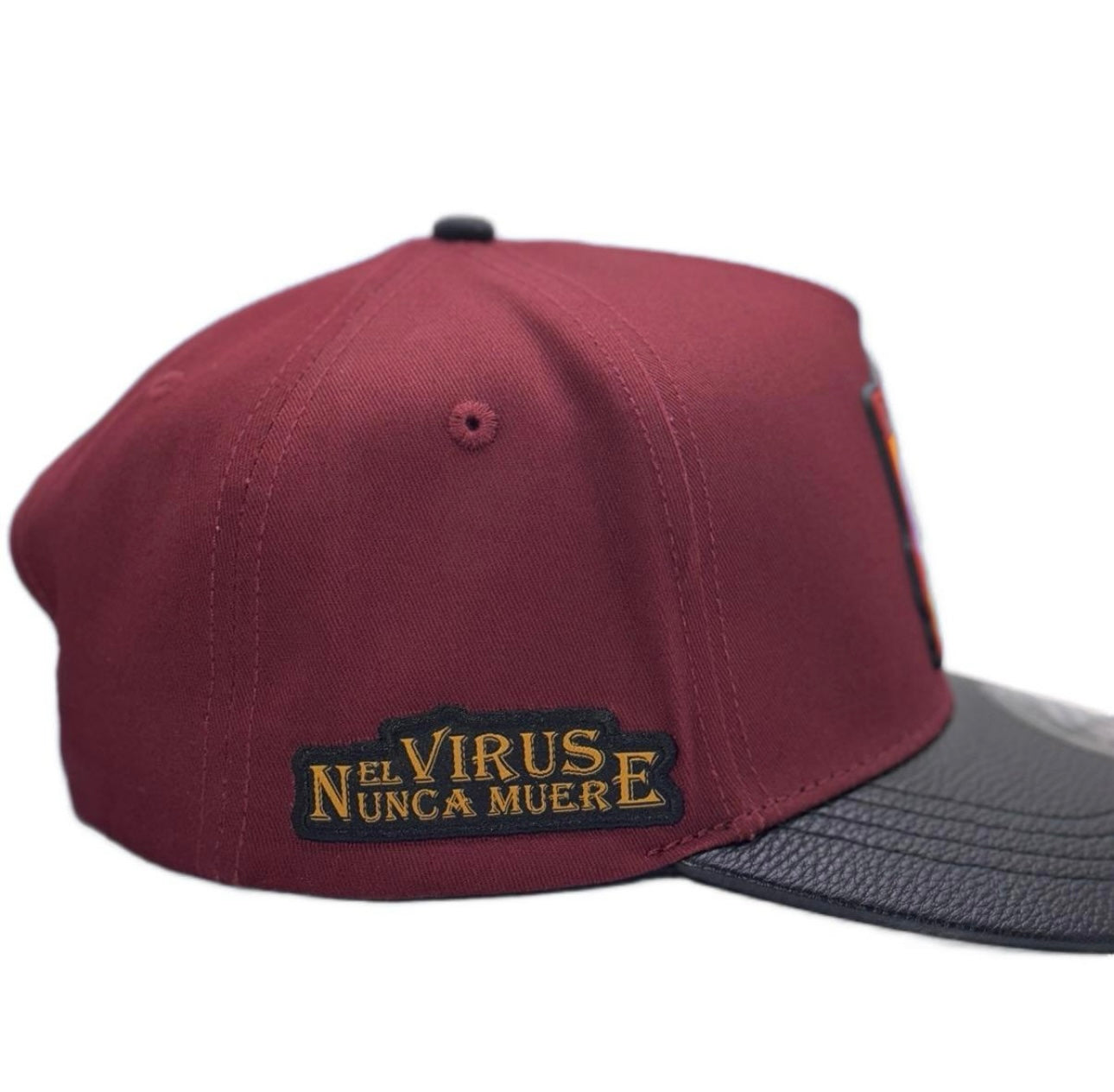 Gorra El Virus Nunca Muere Guinda